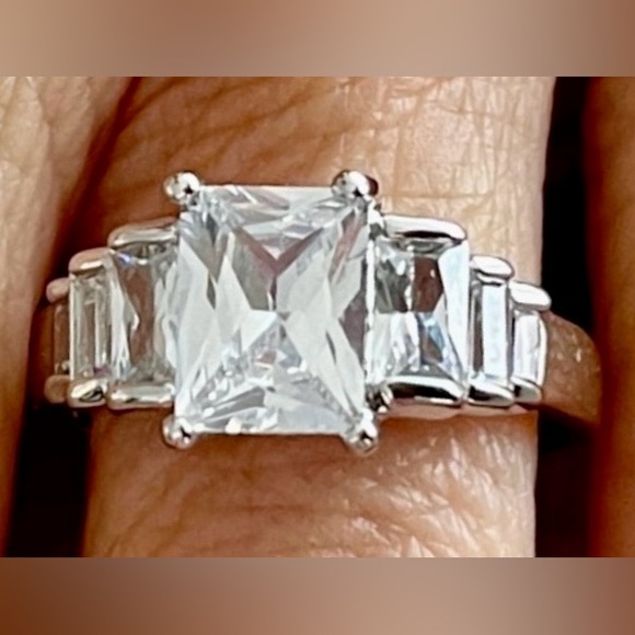 925 Sterling Silver Jewelry - Dazzling Solid 925 Sterling Silver Women's Ring with Crystal Accents